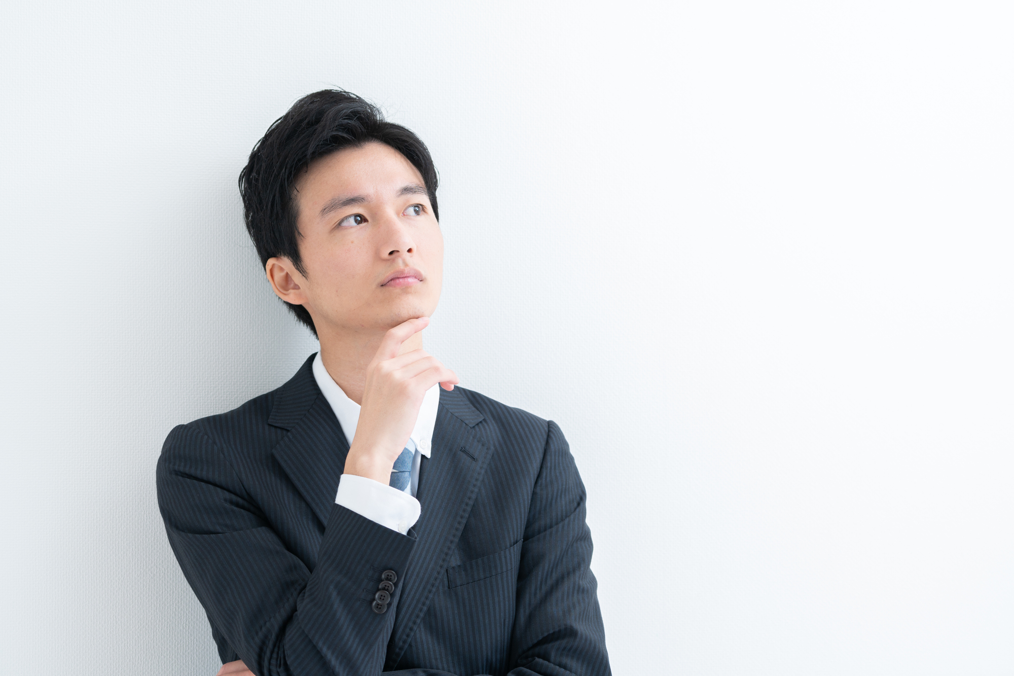男性が考えている画像