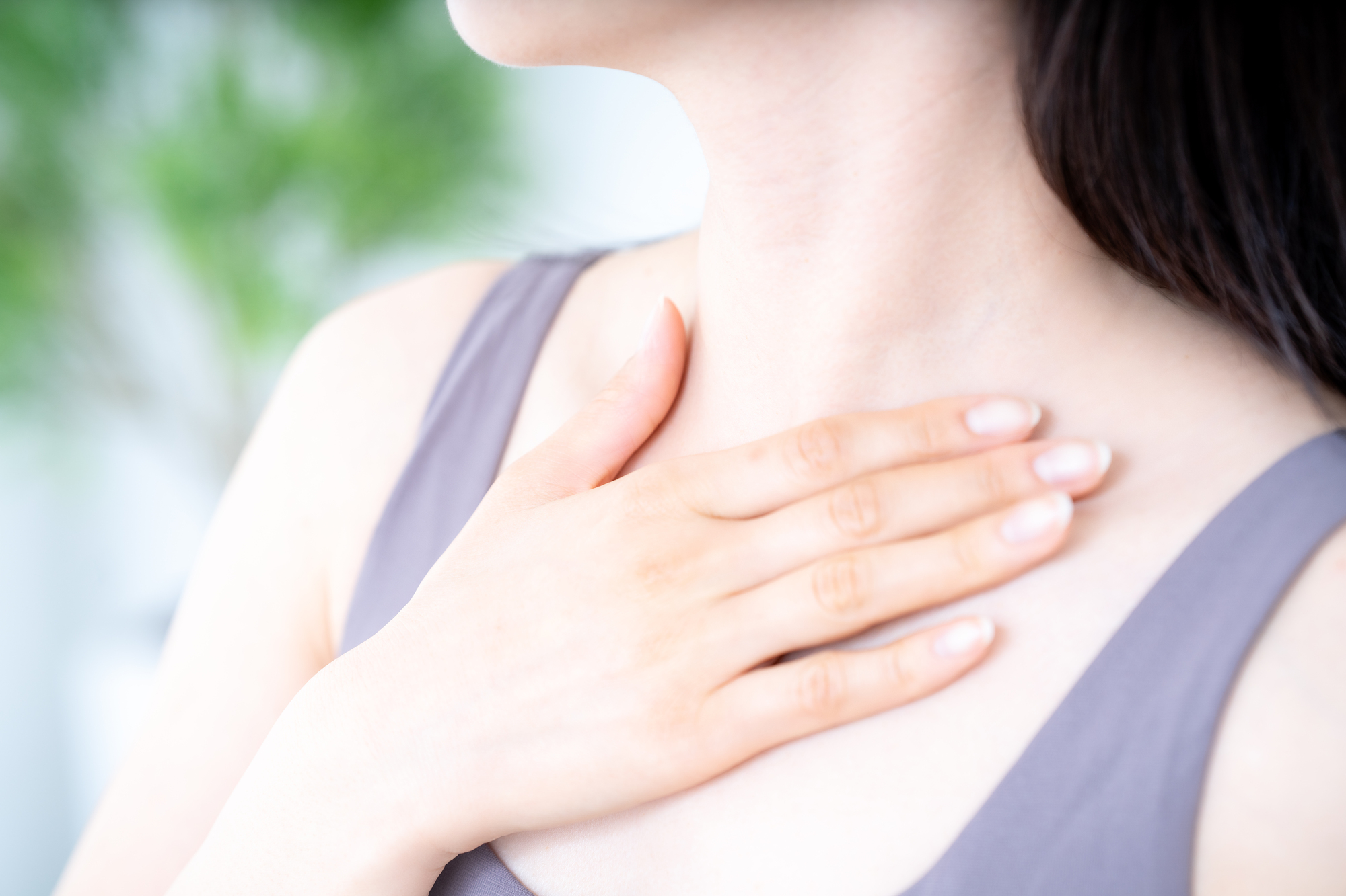 手を胸に当てている画像