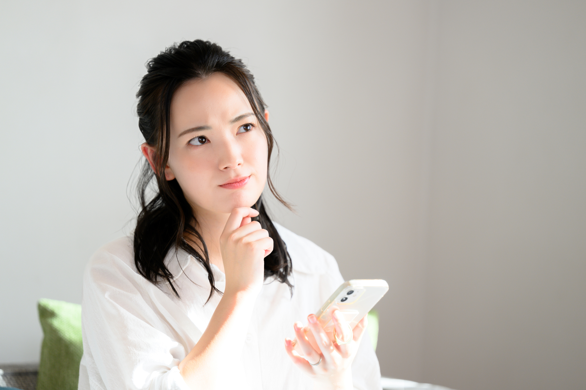 女性がスマホを持っている画像