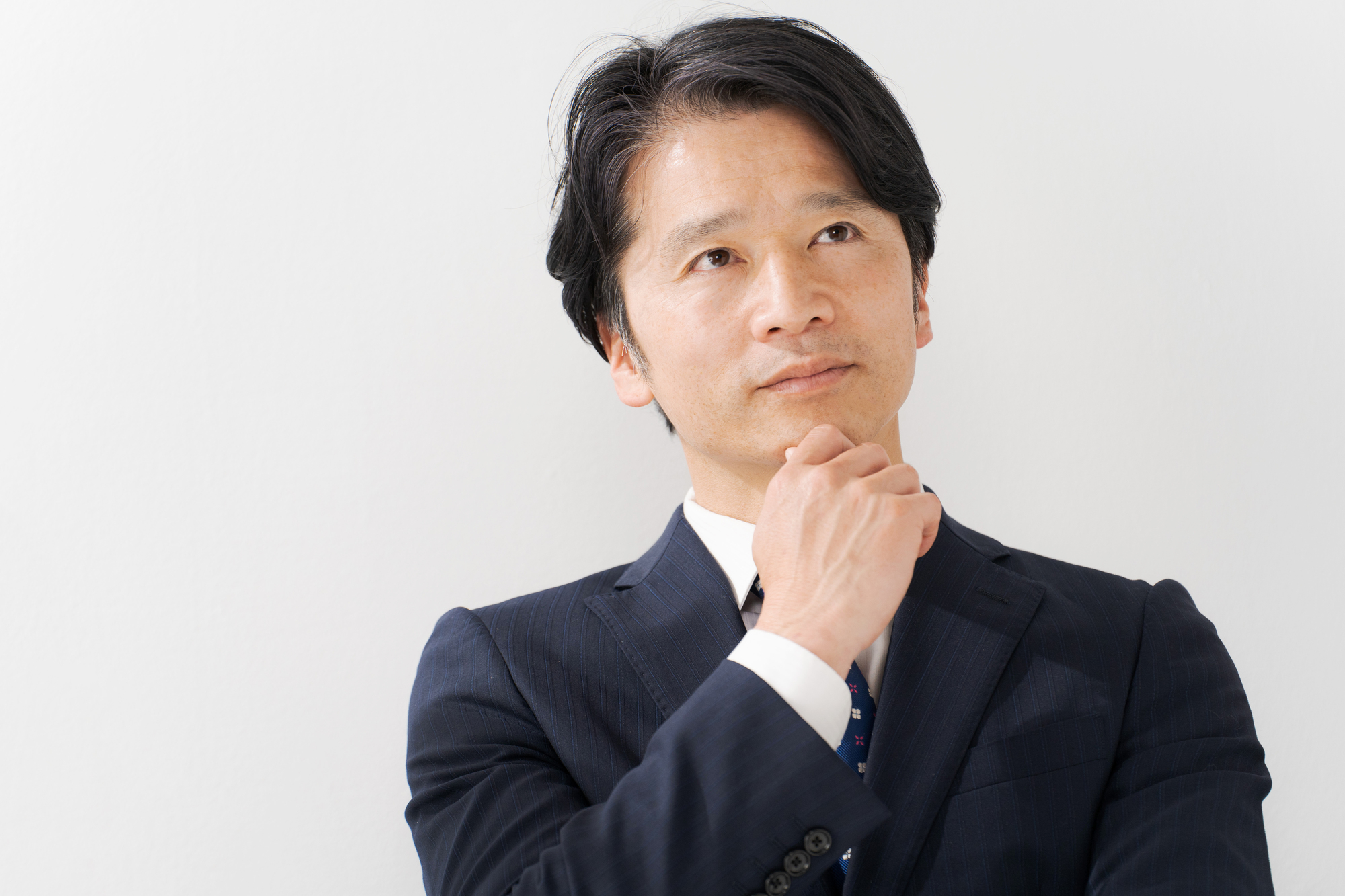 男性が考えている画像