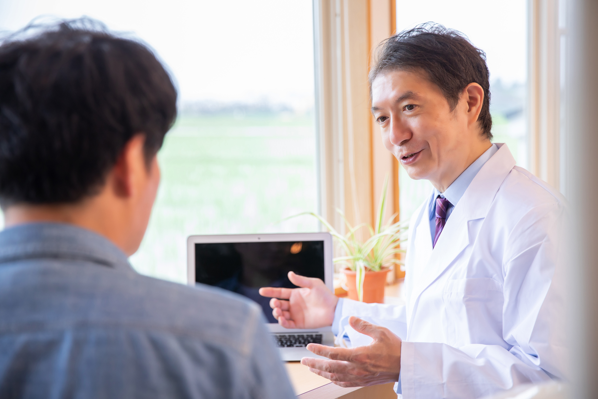 医者が説明している画像